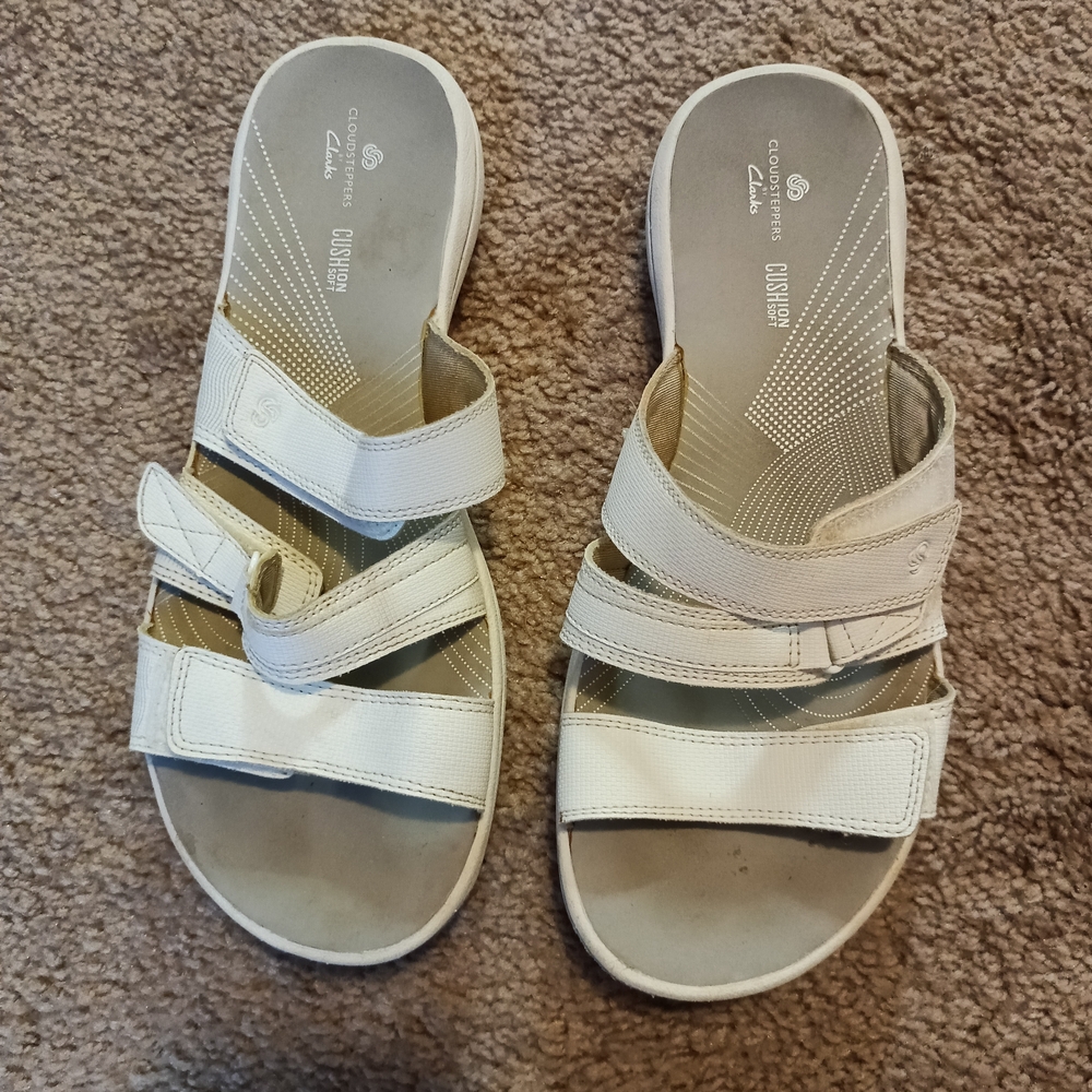 EUC: Clarks Women's adjustable Triple Strap Slide Sandals in Off-White/Cream ♥️
